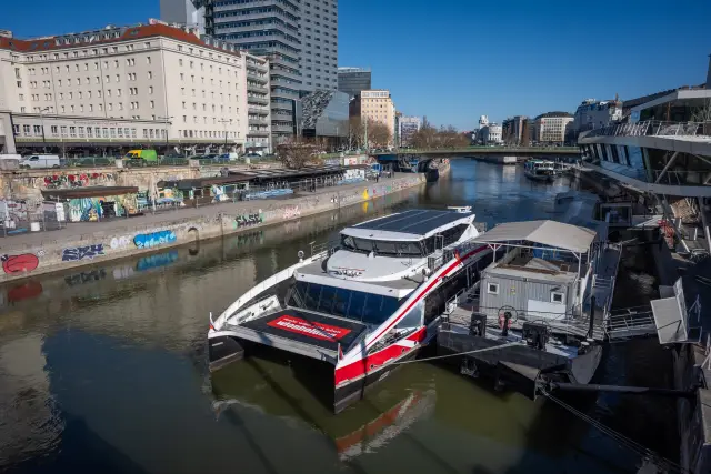 Twin City Liner: Fototermin Saisonstart mit Dr. Gollowitzer, Mag. Karl und Dr. Krämer