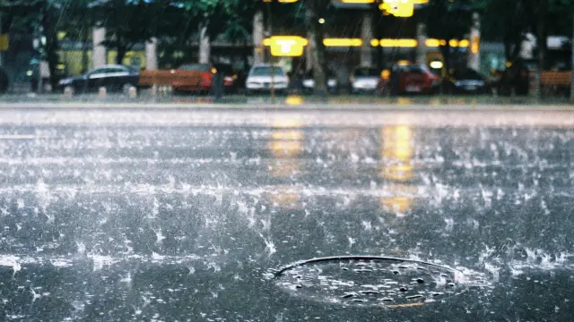 Regen ohne Richtung: Warum Wetterextreme auch ein Immobilienthema sind