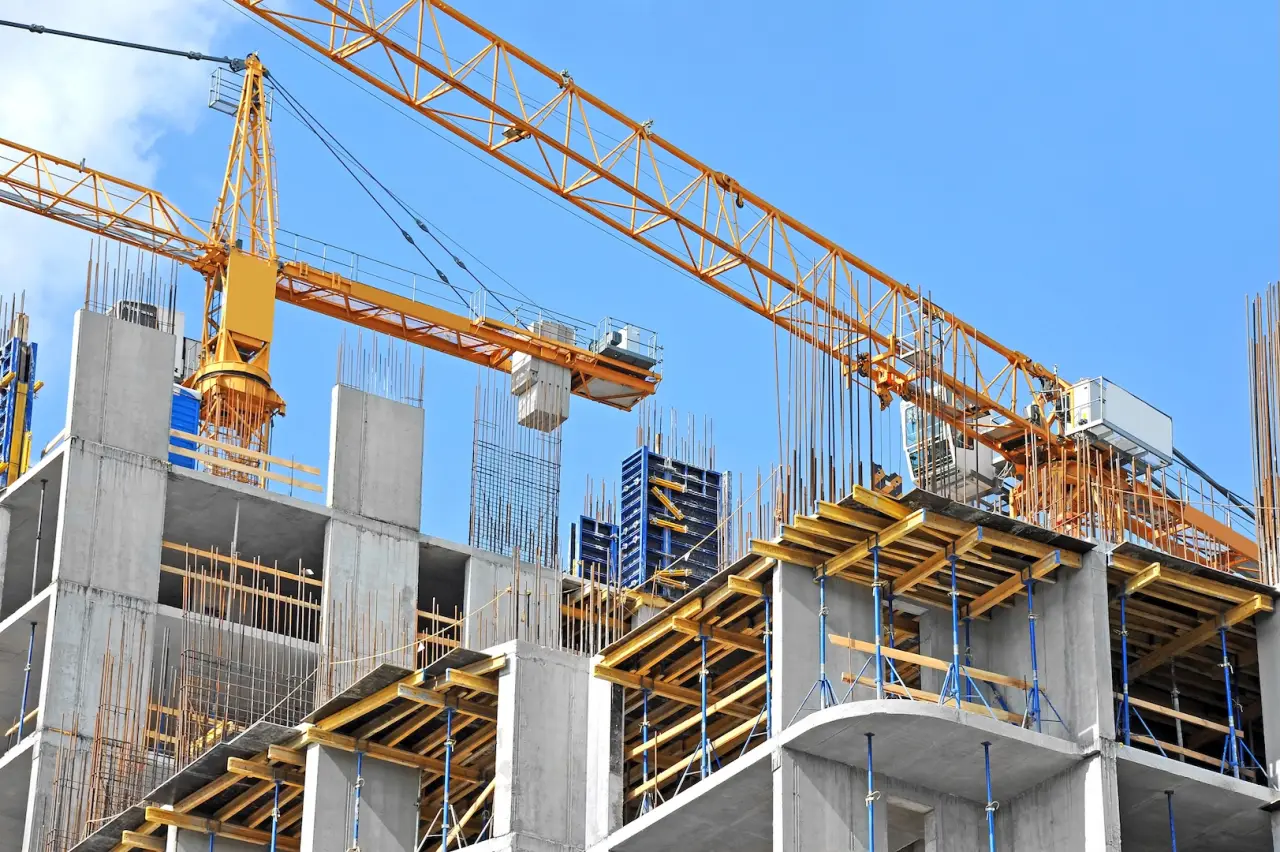 Baustelle mit zwei gelben Kränen aus Froschprespektive