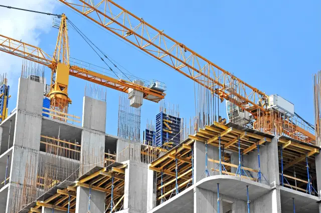 Baustelle mit zwei gelben Kränen aus Froschprespektive