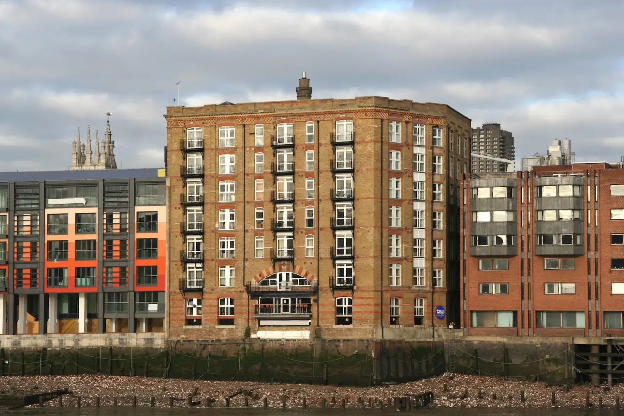 Altes Warenhaus in London, das in ein Wohnhaus umgewandelt wurde